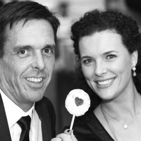 couple-holding-pop